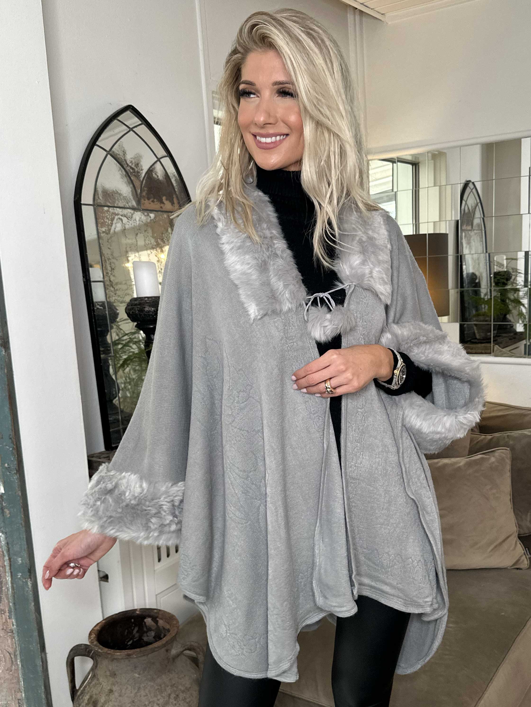 Manon - Strikponcho med faux fur pelskant